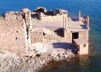 Κάλλιο, το ελληνικό χωριό-φάντασμα που βρίσκεται στον βυθό της λίμνης Μόρνου