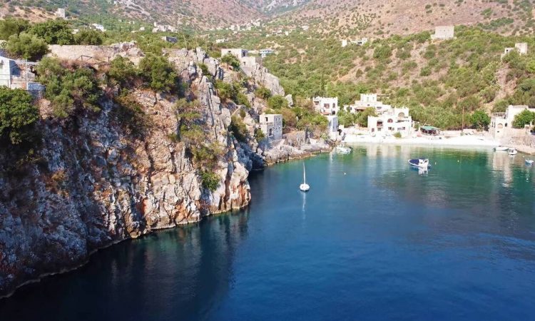 Το εντυπωσιακό χωριό της Μάνης που πρωταγωνίστησε στο διεθνή κινηματογράφο (video)