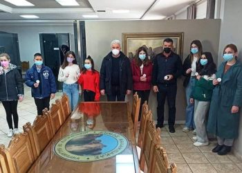 Κονκάρδες στα σχολεία μοίρασε ο Δήμος Μετεώρων