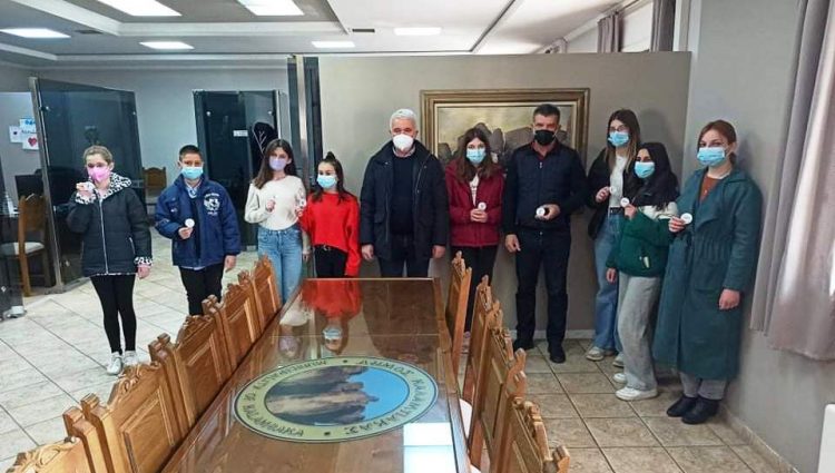 Κονκάρδες στα σχολεία μοίρασε ο Δήμος Μετεώρων