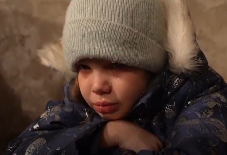 «Δεν θέλω να πεθάνω»: Ένα δάκρυ – βόλι της μικρής Βλάντα από την Ουκρανία