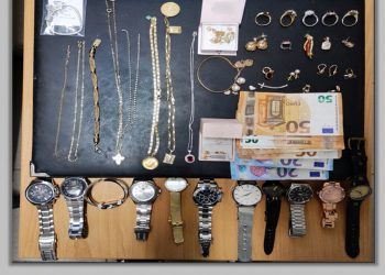 Τρίκαλα: Πιάστηκαν κλέφτες που μπούκαραν σε σπίτια-Κατασχέθηκαν κοσμήματα, τιμαλφή, χρηματικό ποσό και  Ι.Χ.Ε. αυτοκίνητο