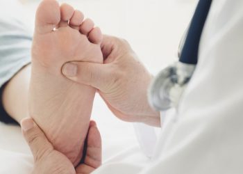 Μεγαλύτερο πέλμα και άλλα 5 προβλήματα των ποδιών καθώς μεγαλώνουμε – Πώς αντιμετωπίζονται
