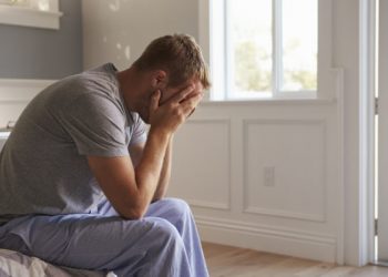 Τι μπορεί να συμβαίνει, αν σας ανεβαίνει η πίεση όταν σηκώνεστε από το κρεβάτι