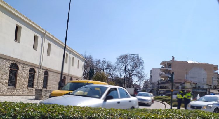 Τροχαίο ατύχημα με έναν τραυματία στο Μουσείο Τσιτσάνη