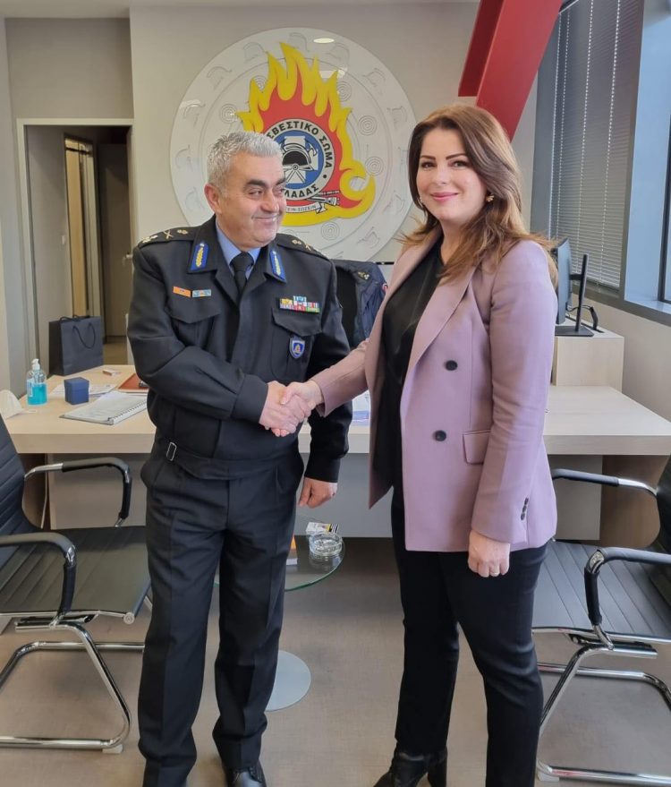 Η Παπακώστα στον αρχηγό της Πυροσβεστικής