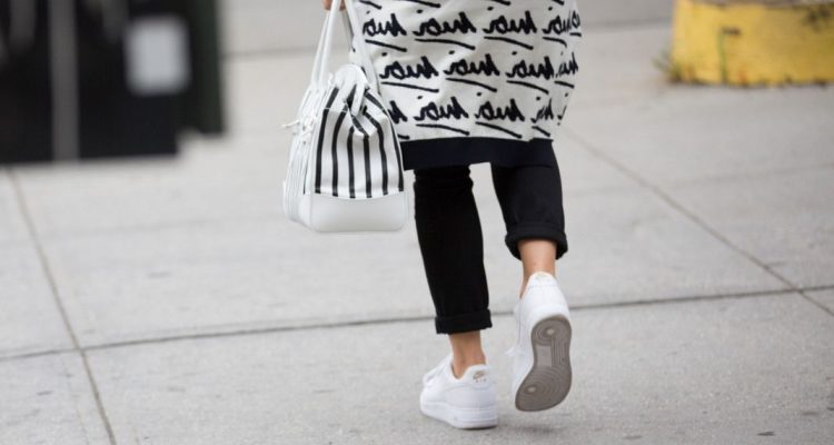 Normcore sneakers: Τα λάθη και οι σωστοί συνδυασμοί