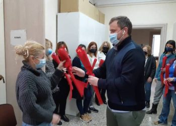 ΔΕΥΑΤ: Συμβολικό λουλούδι στις εργαζόμενες για την Ημέρα της Γυναίκας