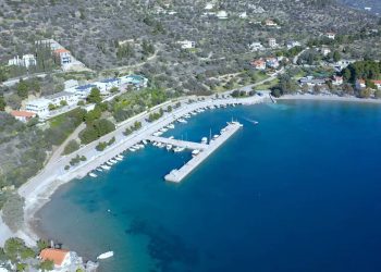 Άγιος Ισίδωρος: Η παραλία με τη Γαλάζια Σημαία που σε «κερδίζει»