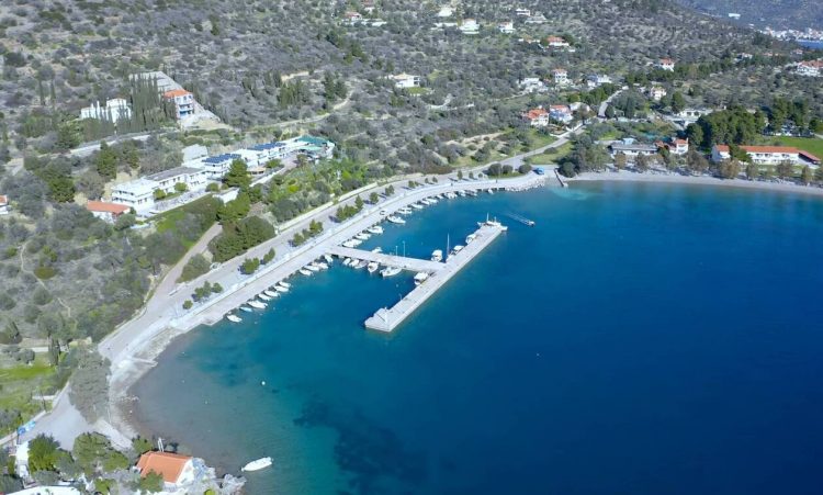 Άγιος Ισίδωρος: Η παραλία με τη Γαλάζια Σημαία που σε «κερδίζει»