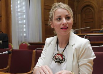Λευκή πετσέτα ρίχνει η κυβέρνηση