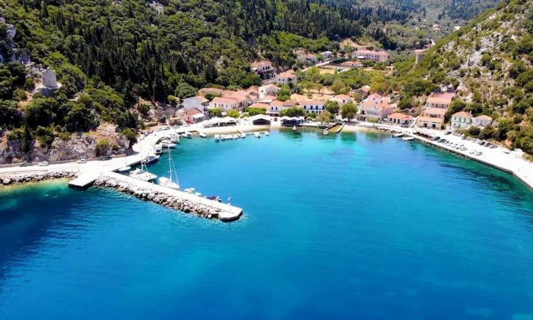 Φρίκες: Το μαγευτικό ψαροχώρι της Ιθάκης (video)