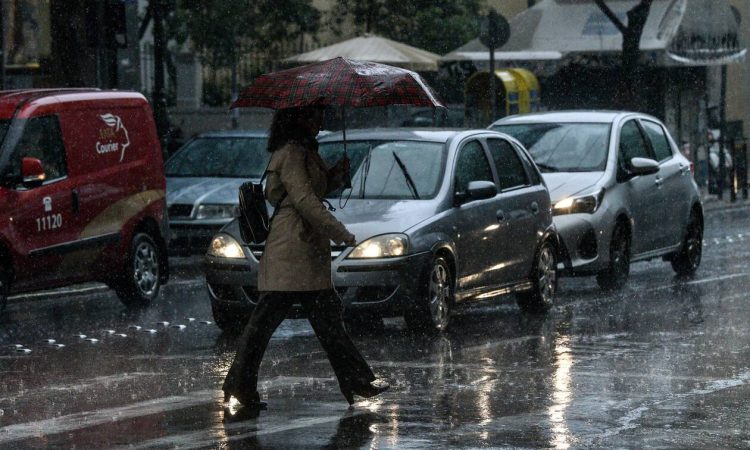 Καιρός: Επιδείνωση με βροχές και χιόνια τις επόμενες ώρες – Ποιες περιοχές επηρεάζονται