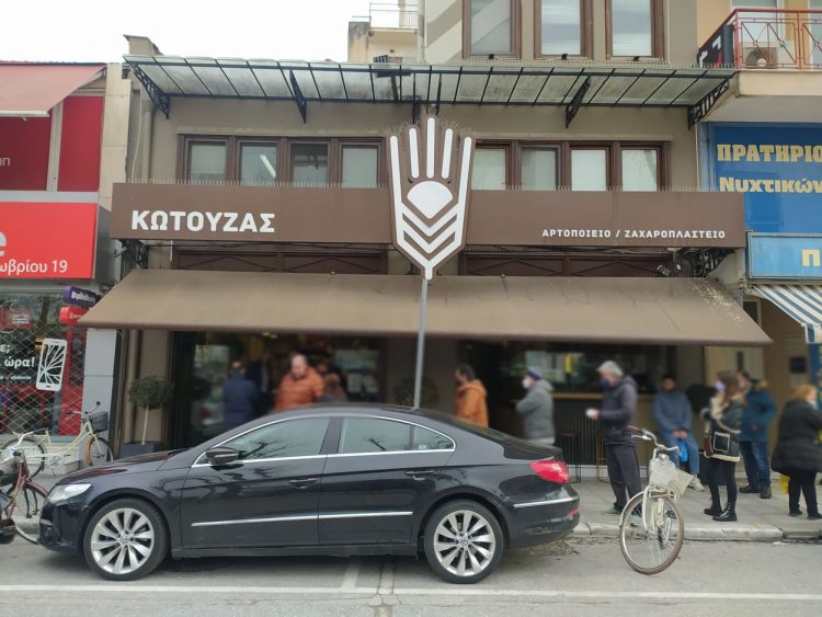 “Βούλιαξαν” οι φούρνοι των Τρικάλων- Στην ουρά για μια λαγάνα