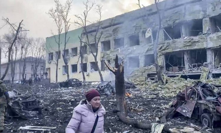 Τραγωδία στη Μαριούπολη: Σκοτώθηκε γυναίκα και το βρέφος της στον βομβαρδισμό του μαιευτηρίου