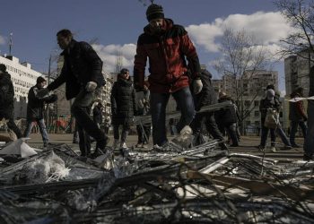 Πόλεμος στην Ουκρανία: Ανασύρθηκαν 130 ζωντανοί άνθρωποι από τα ερείπια του θεάτρου στη Μαριούπολη