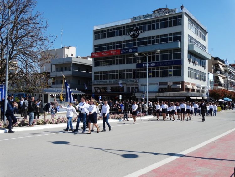 Με μεγαλοπρέπεια η παρέλαση σήμερα μετά από 2 χρόνια-Φωτογραφικά στιγμιότυπα