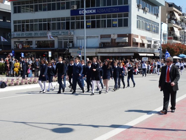 Με μεγαλοπρέπεια η παρέλαση σήμερα μετά από 2 χρόνια-Φωτογραφικά στιγμιότυπα