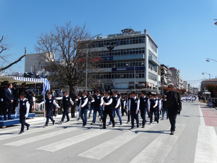 Με μεγαλοπρέπεια η παρέλαση σήμερα μετά από 2 χρόνια-Φωτογραφικά στιγμιότυπα