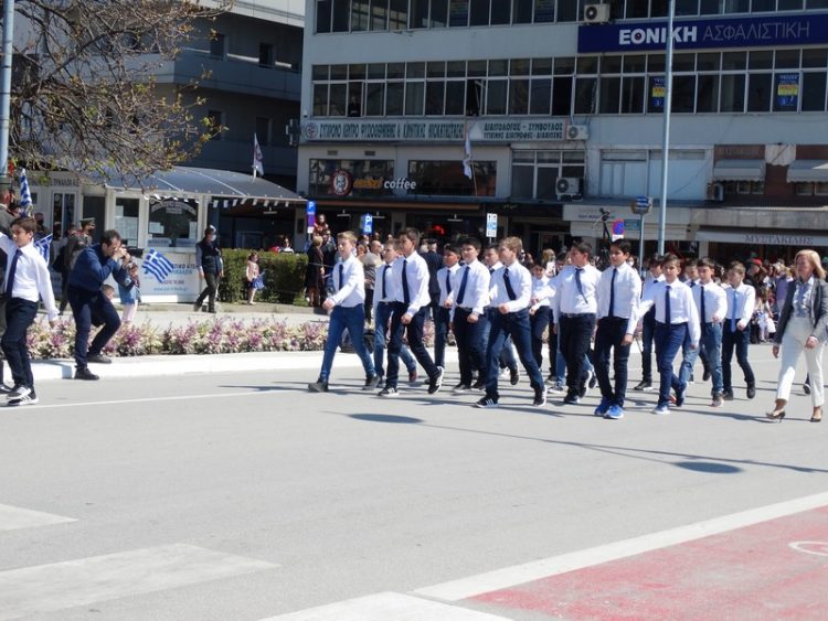 Με μεγαλοπρέπεια η παρέλαση σήμερα μετά από 2 χρόνια-Φωτογραφικά στιγμιότυπα