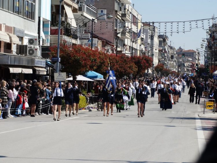 Με μεγαλοπρέπεια η παρέλαση σήμερα μετά από 2 χρόνια-Φωτογραφικά στιγμιότυπα