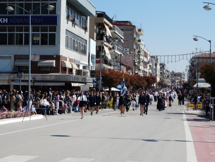 Με μεγαλοπρέπεια η παρέλαση σήμερα μετά από 2 χρόνια-Φωτογραφικά στιγμιότυπα