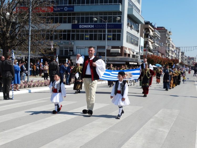 Με μεγαλοπρέπεια η παρέλαση σήμερα μετά από 2 χρόνια-Φωτογραφικά στιγμιότυπα
