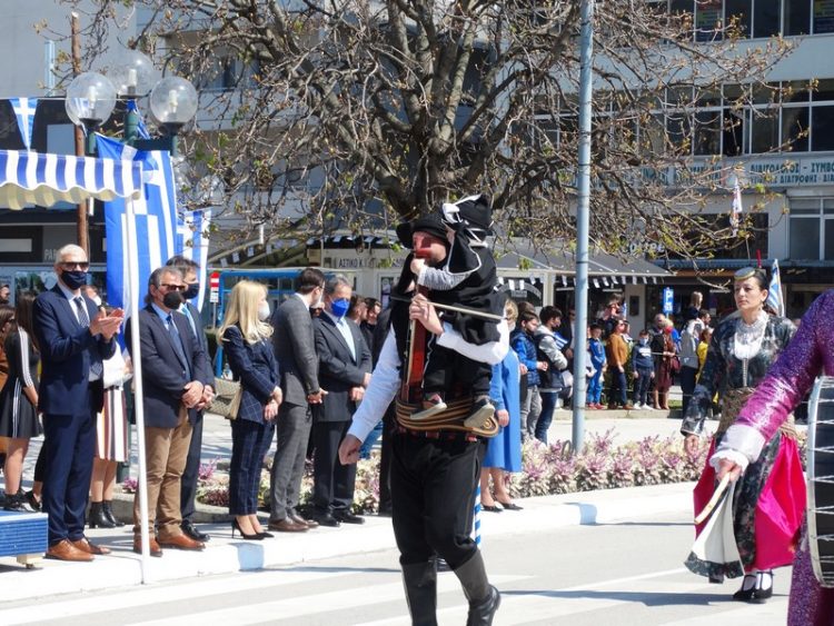 Με μεγαλοπρέπεια η παρέλαση σήμερα μετά από 2 χρόνια-Φωτογραφικά στιγμιότυπα