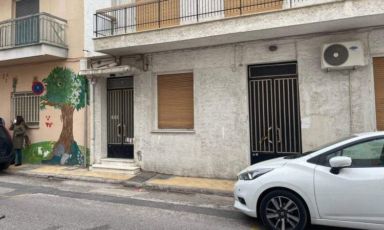 Αναβρασμός στην Πάτρα: Μανιασμένο πλήθος περικύκλωσε το σπίτι της Ρούλας Πισπιρίγκου