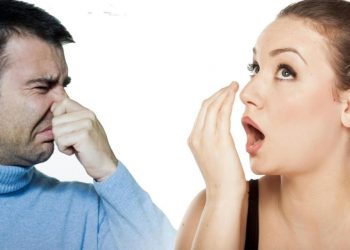 Κακοσμία στόματος: 8 παράγοντες που δεν ήξερες πως προκαλούν δυσάρεστη αναπνοή