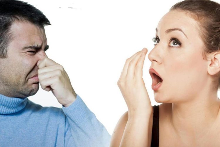Κακοσμία στόματος: 8 παράγοντες που δεν ήξερες πως προκαλούν δυσάρεστη αναπνοή
