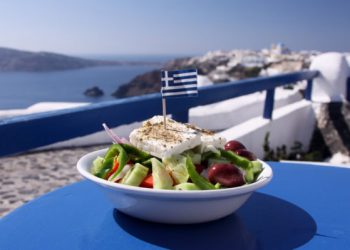 Η καλύτερη διατροφική συνήθεια που προστατεύει από τον καρκίνο του πνεύμονα είναι… ελληνική