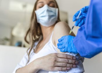 Κορωνοϊός: Ποιοι εμβολιασμένοι έχουν λιγότερες πιθανότητες να μολυνθούν. Δεν είναι αυτοί που νομίζετε