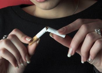 Τροφές και κόλπα στη διατροφή που βοηθούν να κόψετε το κάπνισμα