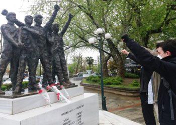 Κόκκινα γαρύφαλλα κατέθεσε η ΤΕ Τρικάλων του ΚΚΕ στο μνημείο των 5 ΕΠΟΝιτών