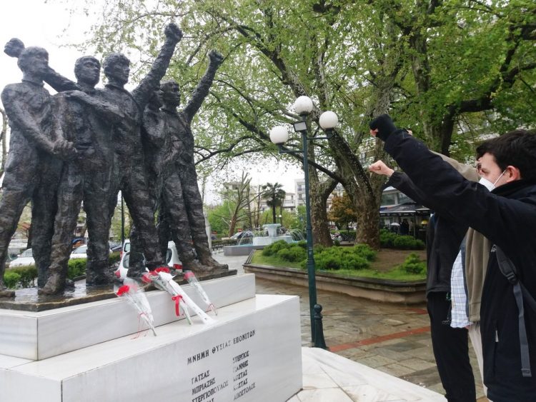 Κόκκινα γαρύφαλλα κατέθεσε η ΤΕ Τρικάλων του ΚΚΕ στο μνημείο των 5 ΕΠΟΝιτών