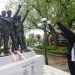 Κόκκινα γαρύφαλλα κατέθεσε η ΤΕ Τρικάλων του ΚΚΕ στο μνημείο των 5 ΕΠΟΝιτών