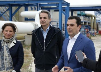 Μητσοτάκης και Σκρέκας στη Μονάδα Υγροποιημένου Φυσικού Αερίου  στο νησί της Ρεβυθούσας