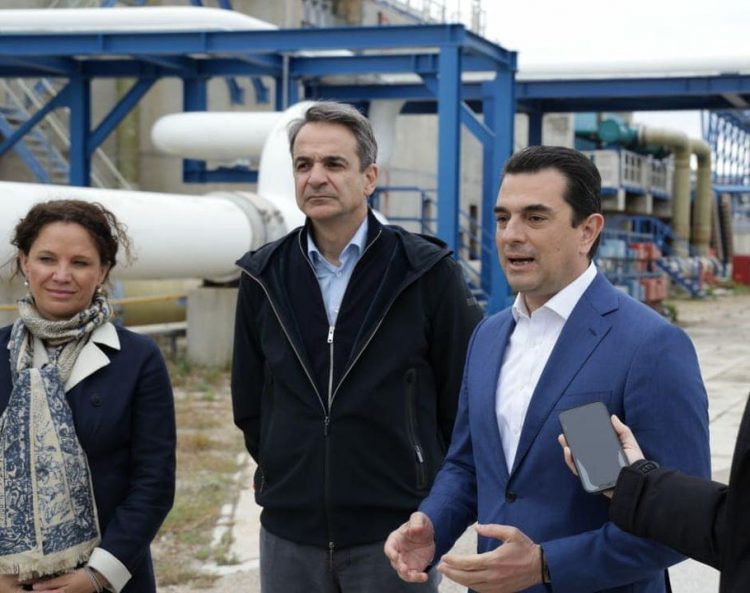 Μητσοτάκης και Σκρέκας στη Μονάδα Υγροποιημένου Φυσικού Αερίου στο νησί της Ρεβυθούσας