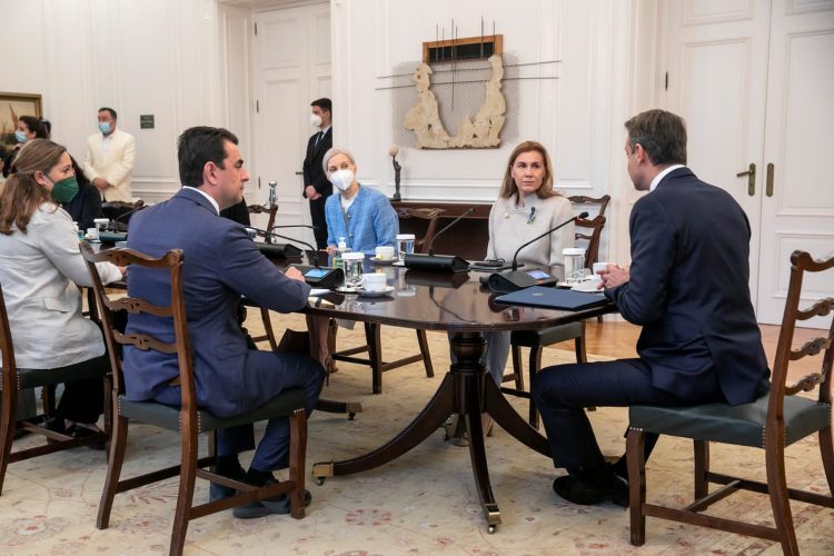 Συνάντηση Μητσοτάκη – Σκρέκα με την Ευρωπαία Επίτροπο Ενέργειας για την ενεργειακή κρίση