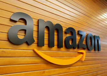 Amazon: 6.474 φορές υψηλότερα από το μέσο εργαζόμενο ο μισθός του CEO