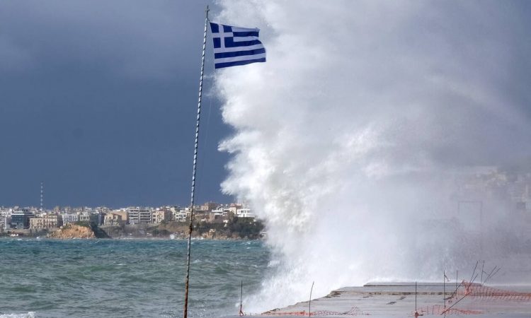 Καιρός – Μ. Παρασκευή: Σύννεφα στην Αττική, λασποβροχή στη Θεσσαλονίκη – Θυελλώδεις άνεμοι στο Ιόνιο