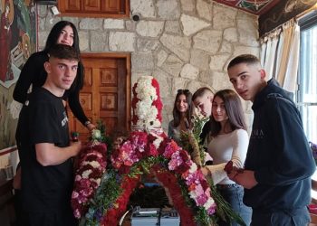 Ο στολισμός του επιταφίου στο Ανήλιο Μετσόβου είναι υπόθεση των… νέων