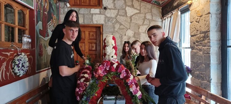 Ο στολισμός του επιταφίου στο Ανήλιο Μετσόβου είναι υπόθεση των… νέων