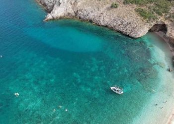 Η παραλία της Εύβοιας που ατενίζει το Αιγαίο (video)