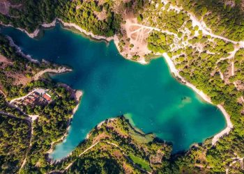 Τσιβλού: Η λίμνη με το «θαμμένο χωριό» στα νερά της