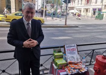 Δημήτρης Τόκας: Ο μικροπωλητής της Ομόνοιας με το κοστούμι