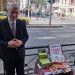 Δημήτρης Τόκας: Ο μικροπωλητής της Ομόνοιας με το κοστούμι