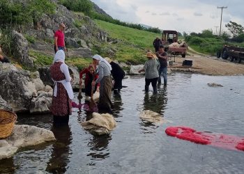 Παραδοσιακό πλύσιμο χαλιών στον Κλοκοτό-Ζωντάνεψαν μνήμες του παρελθόντος