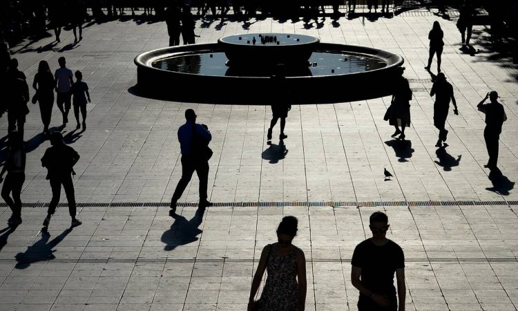 Νέος κατώτατος μισθός: Στα 713 ευρώ από αύριο 1η Μαΐου – Ποια επιδόματα συμπαρασύρει η αύξηση